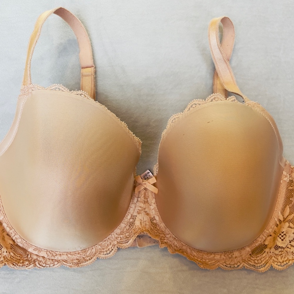 Victoria's Secret Lace Trimmed Bra in Peach